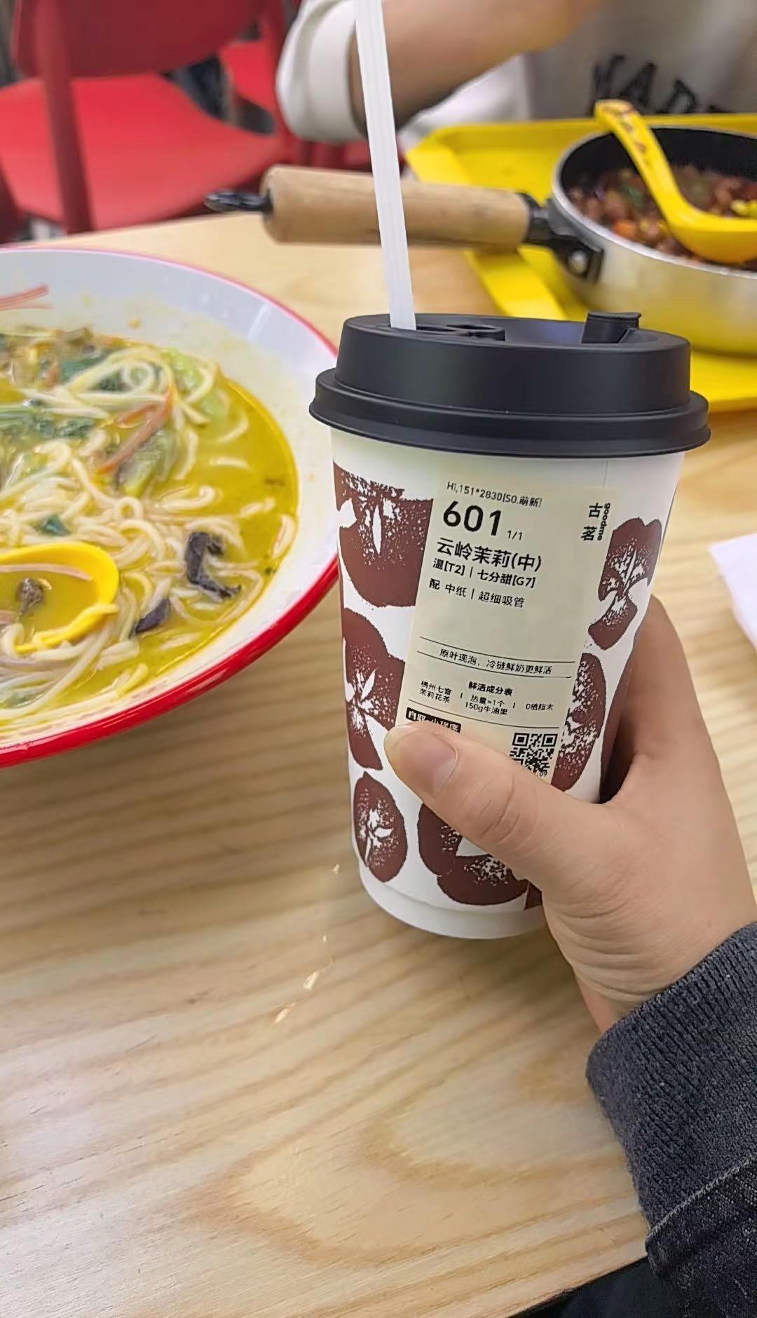 不抱怨生活的苦，也不炫耀拥有的甜，在自己的世界里安静，自在……