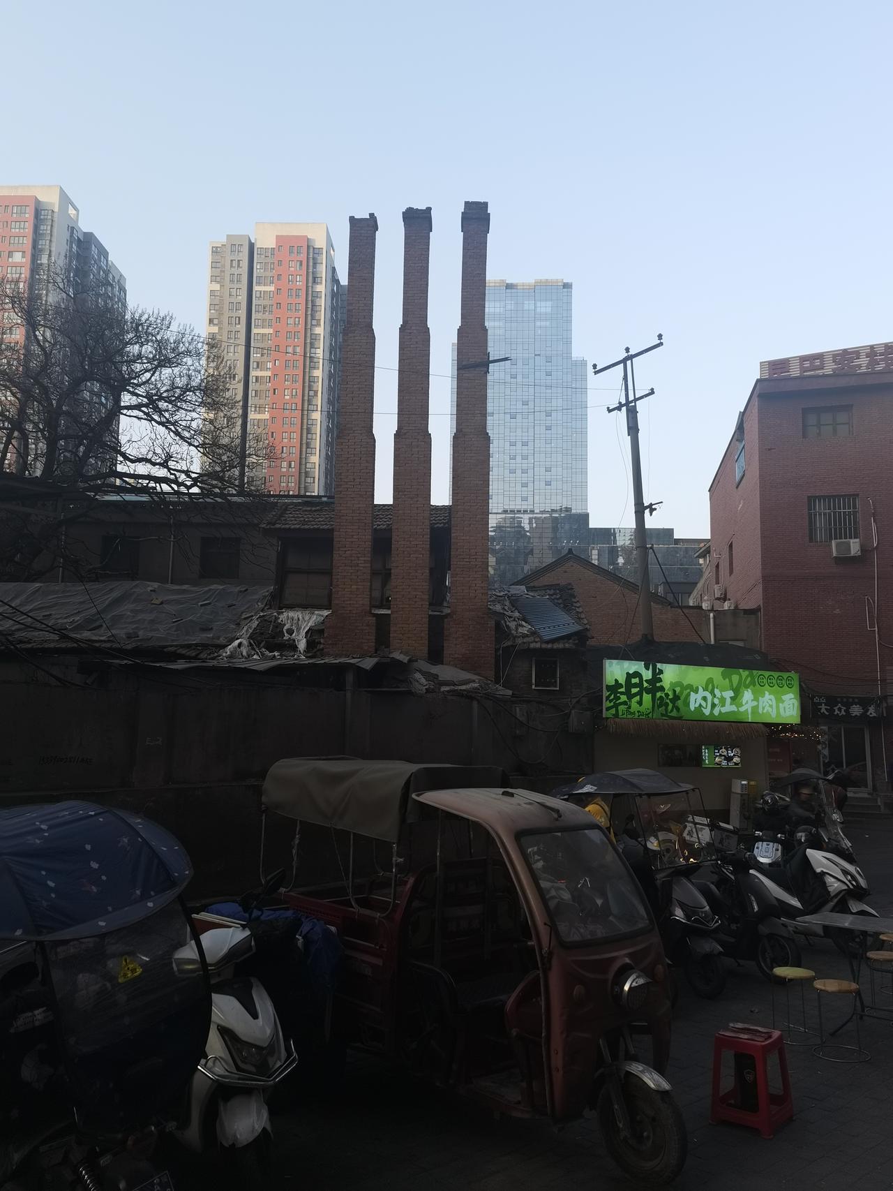 唉，这是标准的香煞！住在这对面和背后的人、在前面和背后做生意的人怎么能好呢？