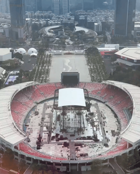 以为是蚂蚁在给薛之谦搭舞台 谁懂啊，看到薛之谦演唱会搭建现场，工作人员小得像蚂蚁