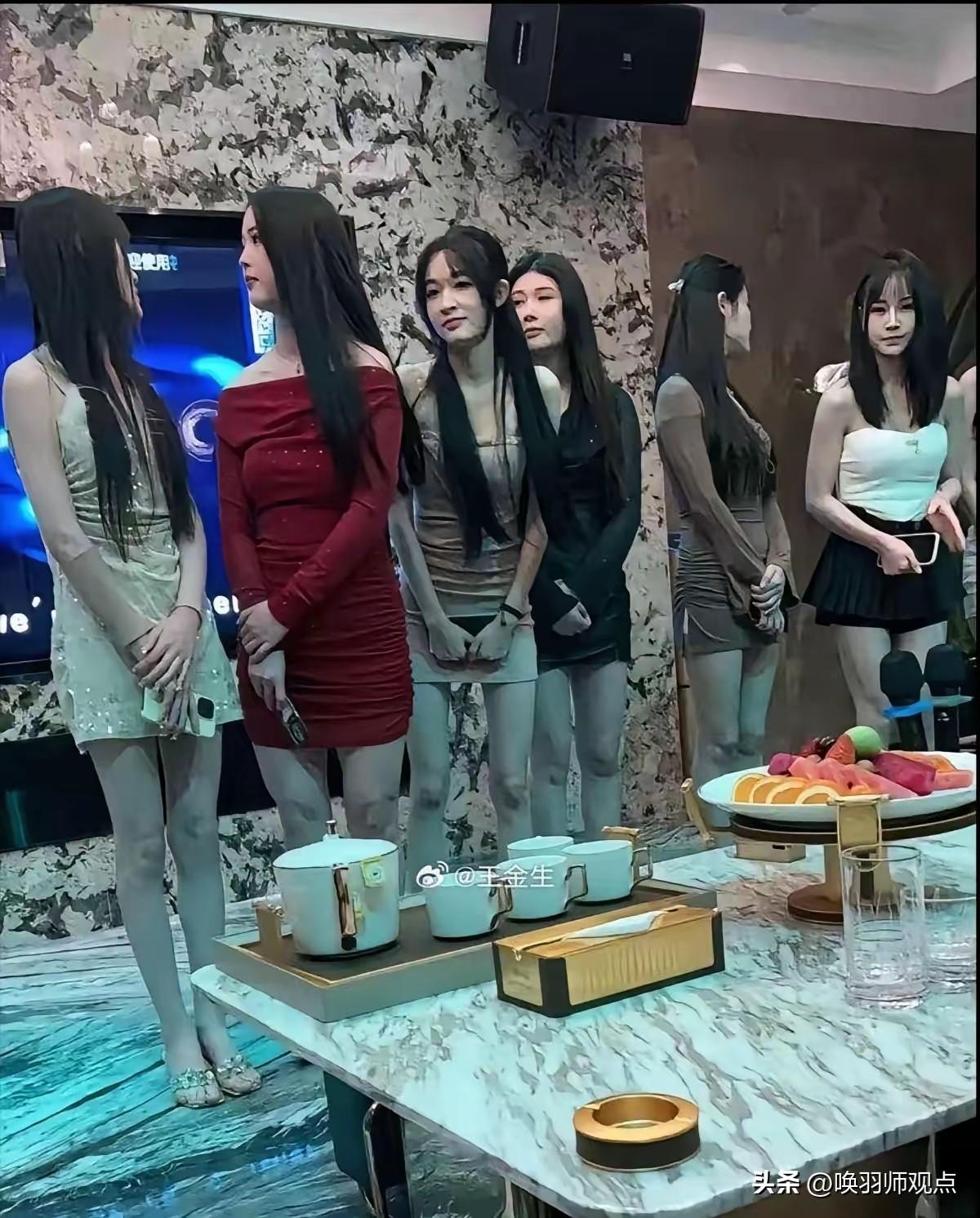 一位前夜场从业者的自述引发热议。她写道：“包厢里笑着陪酒的姑娘，可能刚在医院交了