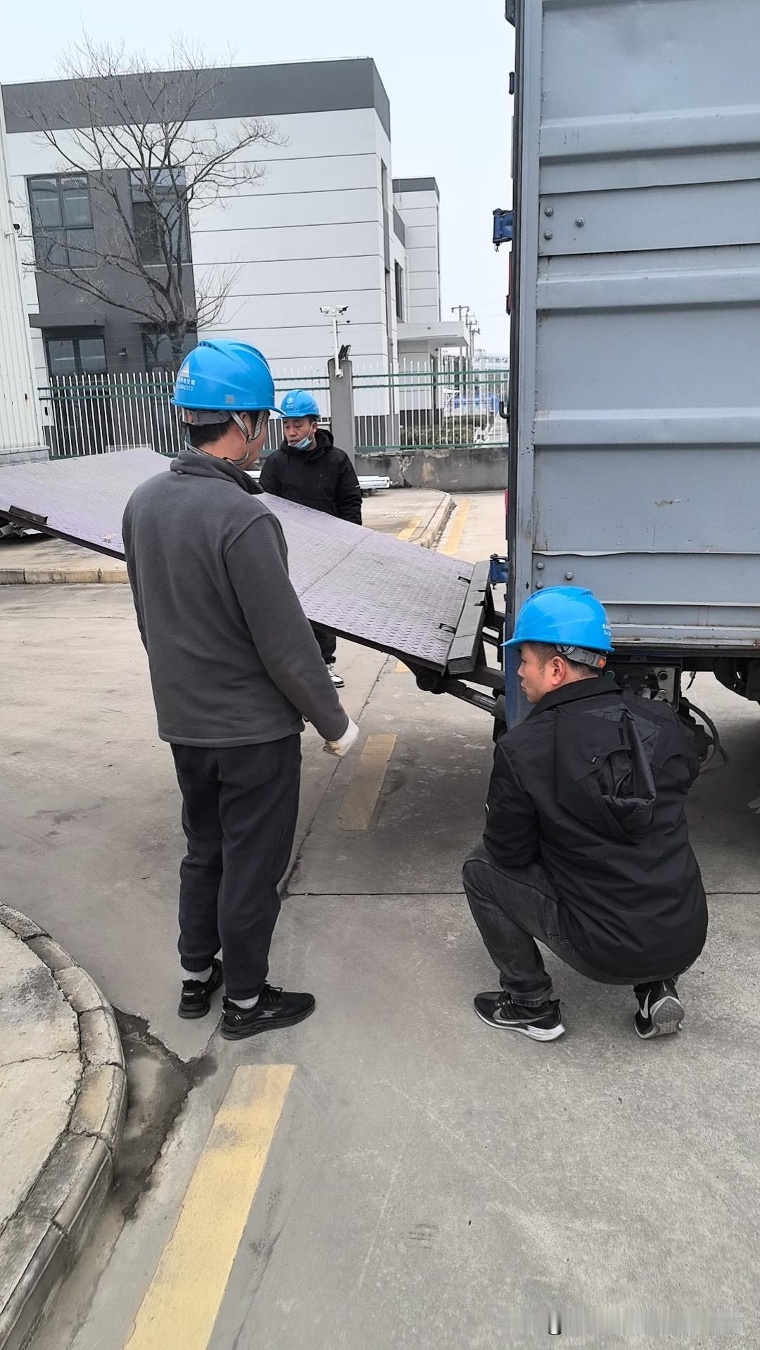 在打工的道路上，我找到了自己的方向。我知道，只有脚踏实地，才能走得更远。打工生活