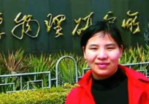 1993 年，湖南16 岁女孩考上了重点高中，父亲却把通知书烧了。无奈之下，她只