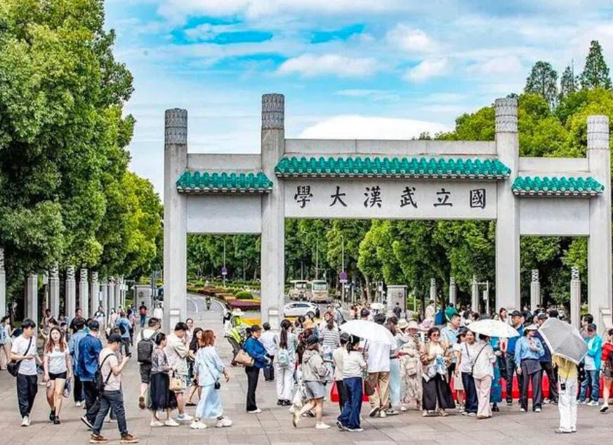 校门该不该打开？武汉大学“免预约”背后，折射中国大学管理理念之变

据武汉官方消