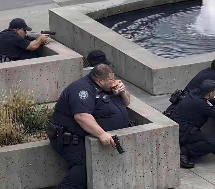 这位美国警官中一枪，绝对没事！ 