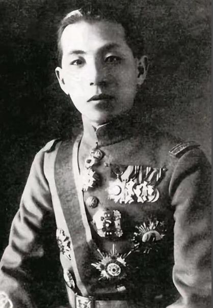 张学良在软禁的时候很喜欢喝可乐，每天要喝三四瓶。当时1美元可以买20瓶可乐，3.