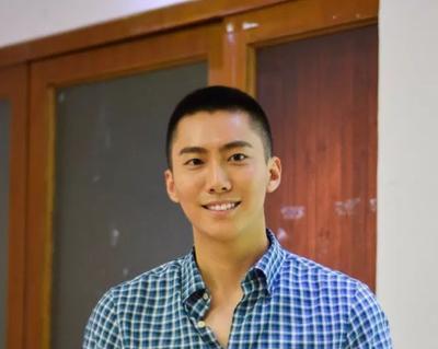 清华保送，他直接撕了！

全校老师集体血压飙升。

18岁的李柘远把那张纸往垃圾