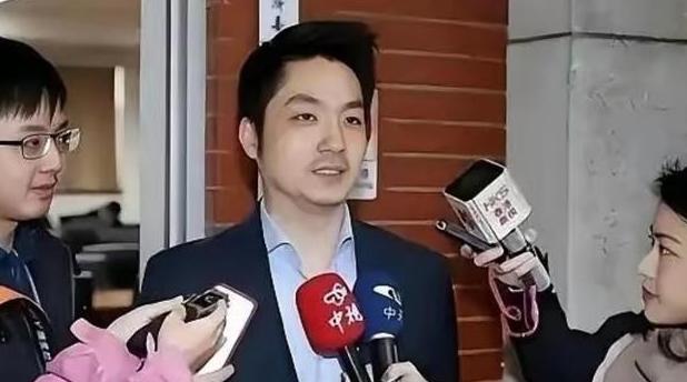 “你连中国人都不认，凭啥张罗把两蒋灵柩迁回大陆？” 记者一句话，蒋万安当场愣住。