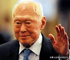 日本侵占新加坡时期，1943年李光耀进入日军报道部担任英文编辑，核心工作是监听、