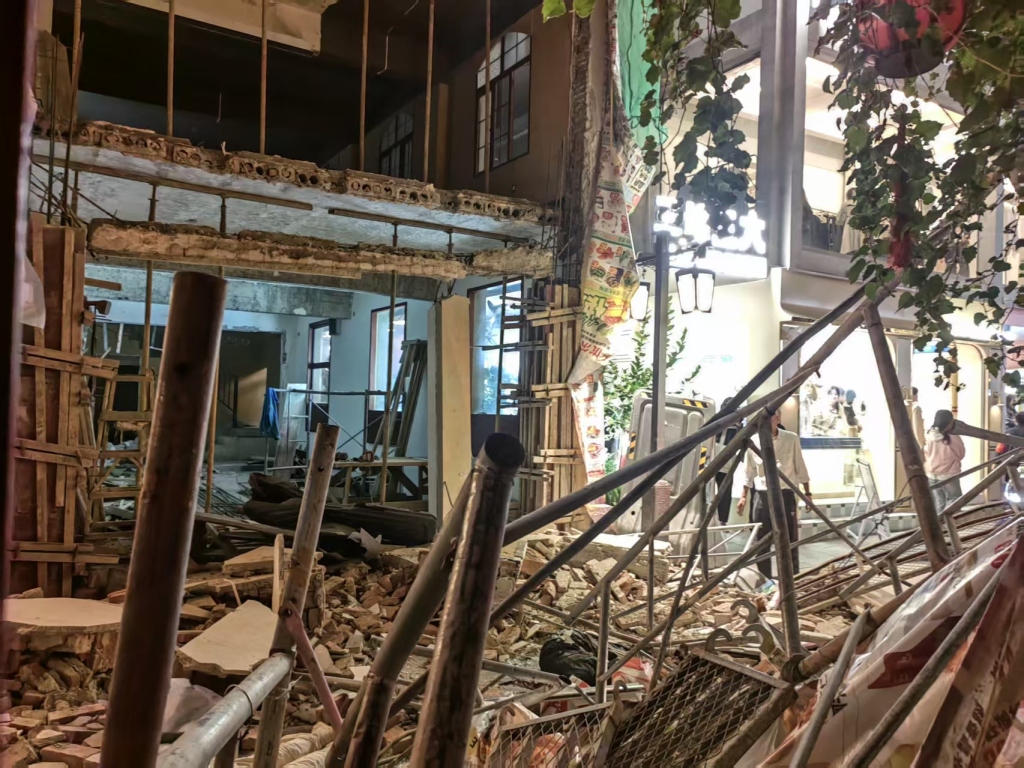 长沙一网红街区店铺外墙垮塌致4人被困，救出后2人死亡2人受伤