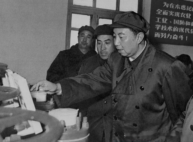 1977年4月18日，华国锋视察大庆工人阶级和技术人员自行设计、自己施工建成的采