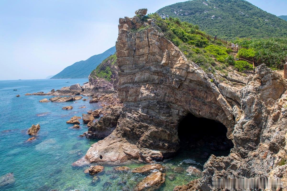 创始人想采用股权或期权等激励，但对员工没有足够吸引力。只能提高工资、增加提成、发