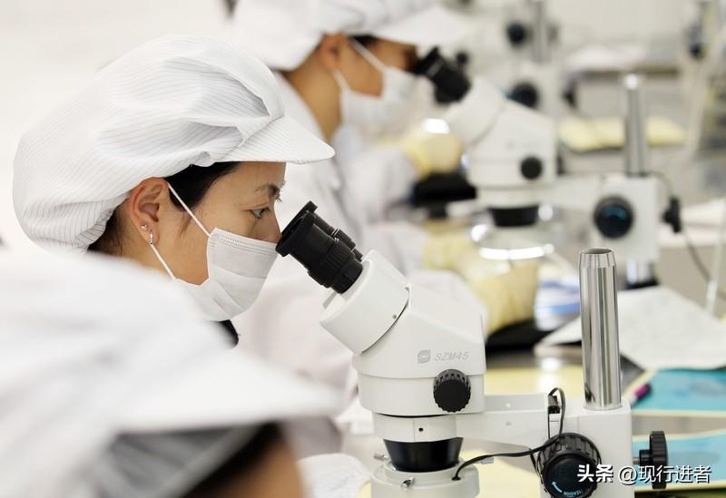 突破瓶颈！中国成功研制新型芯片，计算能力再攀高峰
众所周知，现有的芯片大多采用二