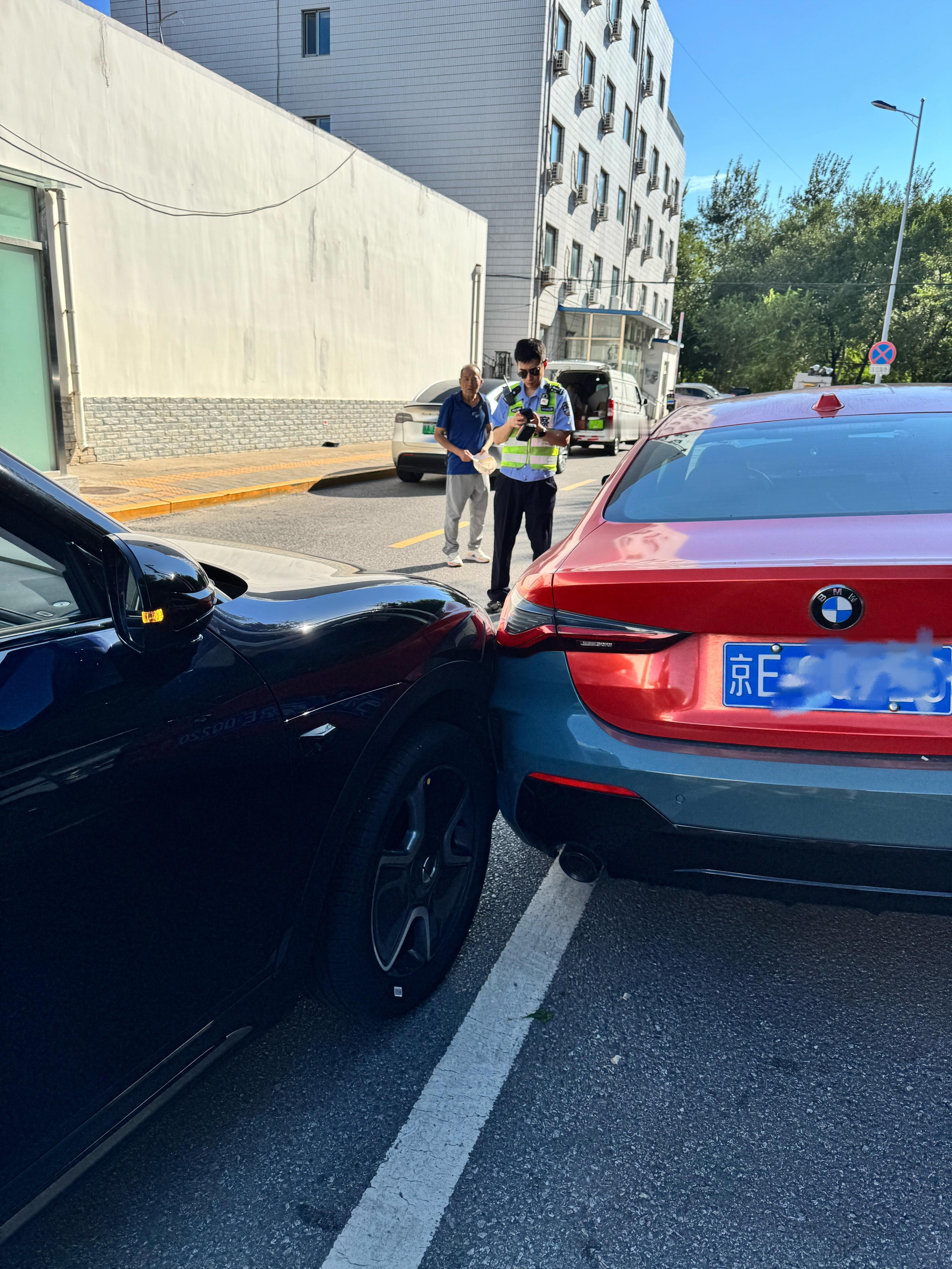 今天撞了个宝马m4昨天被个大众给撞了尾巴………………… ​​​
