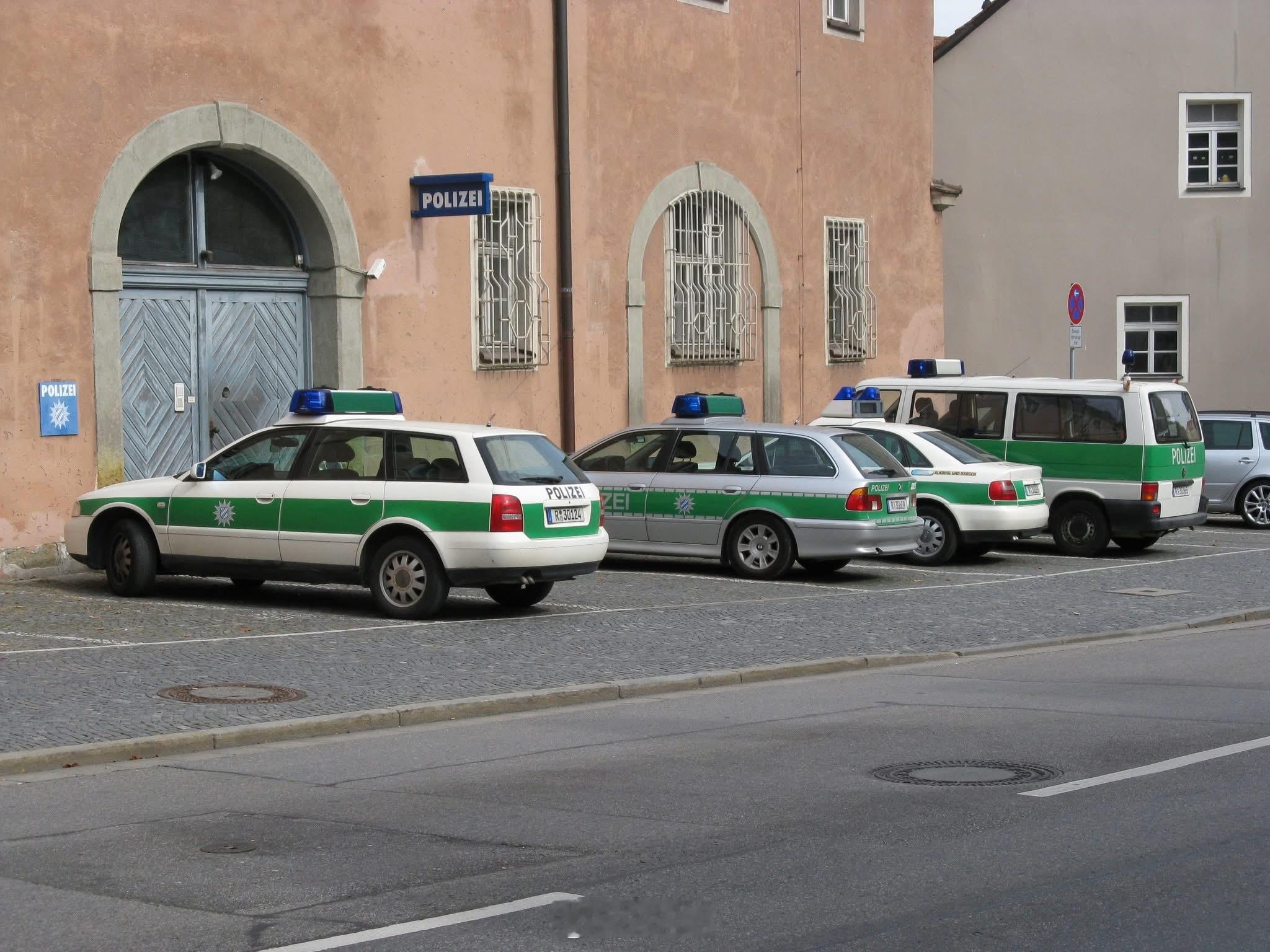 2009年的雷根斯堡警察局门口yz77聊车