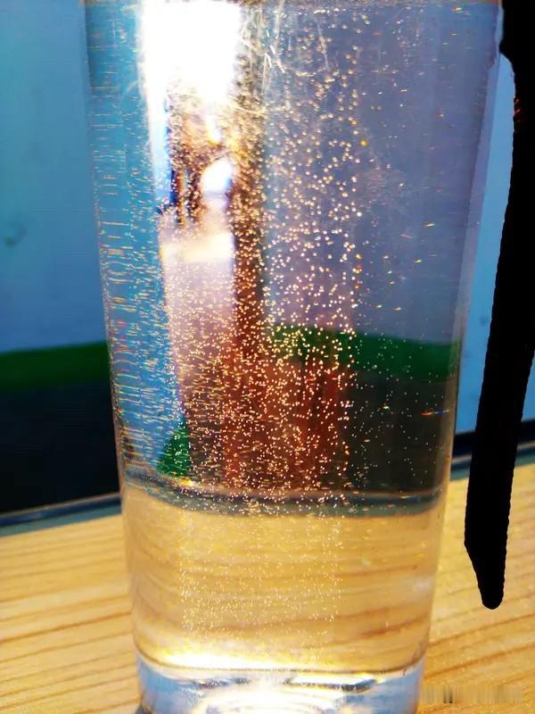 我现在都喝烧开的水了，凉水一口都不愿意喝，只能证明我老了，年轻人，火力旺盛，愿意