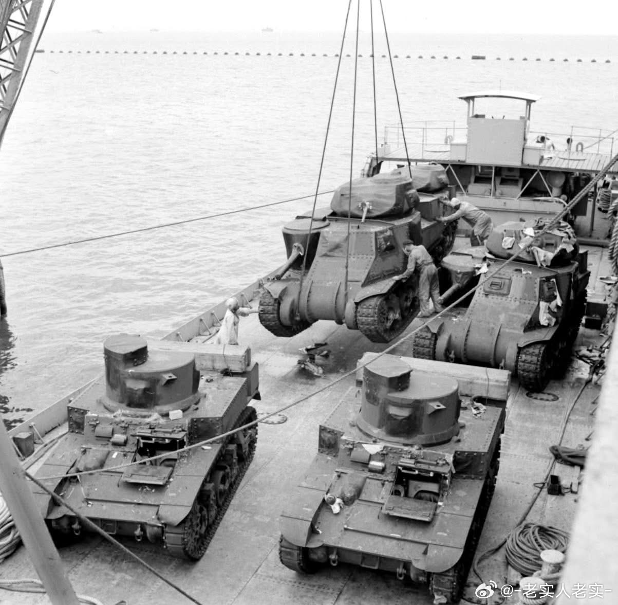 正在埃及卸船的美援格兰特和斯图亚特坦克，摄于1942年3月。在加扎拉战役开始前英
