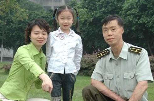 1995年，一个19岁的解放军男孩坐公交车回部队。途中车没油了，司机停下车去加油