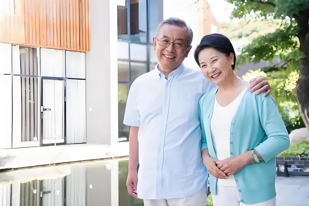 新的一年想多陪陪谁 新的一年，我最想多陪陪家里的老人。过去一年忙忙碌碌，和父母相