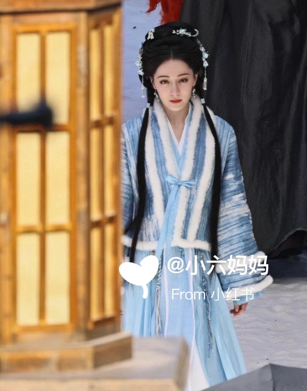 热巴慕胥辞这件冬装杨紫小夭也有一件，我当初就喜欢这件小上衣，显得人亭亭玉立的。 