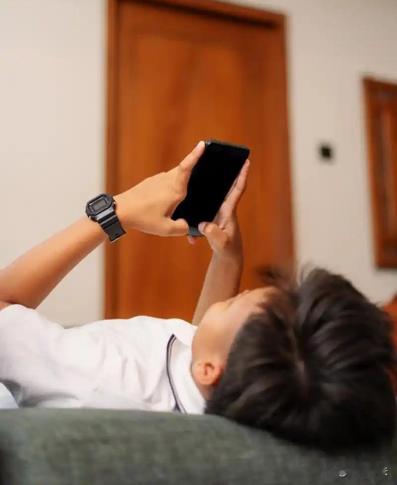 广西来宾，一初三男生擅自带手机去学校，被两名同学发现后，悄悄将手机偷走并以200