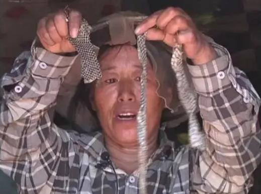 2006年，黑龙江一女子正准备睡觉，突然感觉大腿触碰到一丝冰凉，一条大蛇竟钻进被