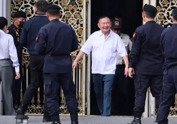 其影响力的持久性主要源于三个层面： 1是开创性的草根政治：重塑了泰国政治版图，在