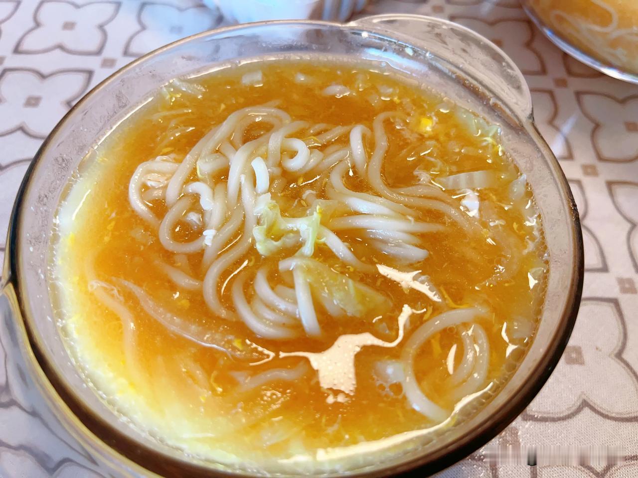 今天旺财没出门，中午做了白菜鸡蛋炝锅面

家里拿来的白菜正好还有颗白菜心，又买了