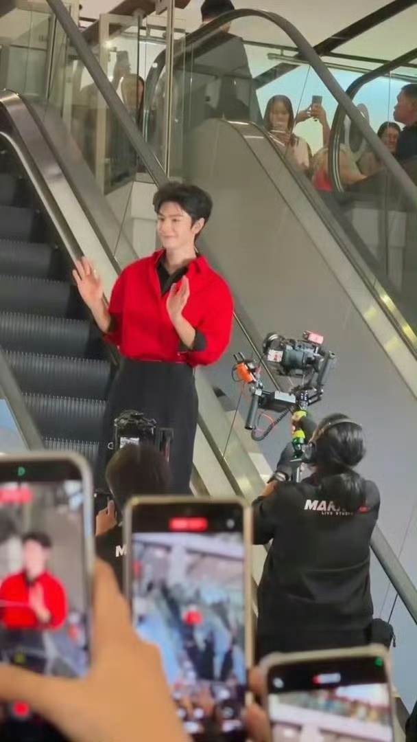 陈哲远仰拍也如此权威陈哲远有0个死角刁钻电梯仰拍角度也完全hold住！红黑叠穿贵