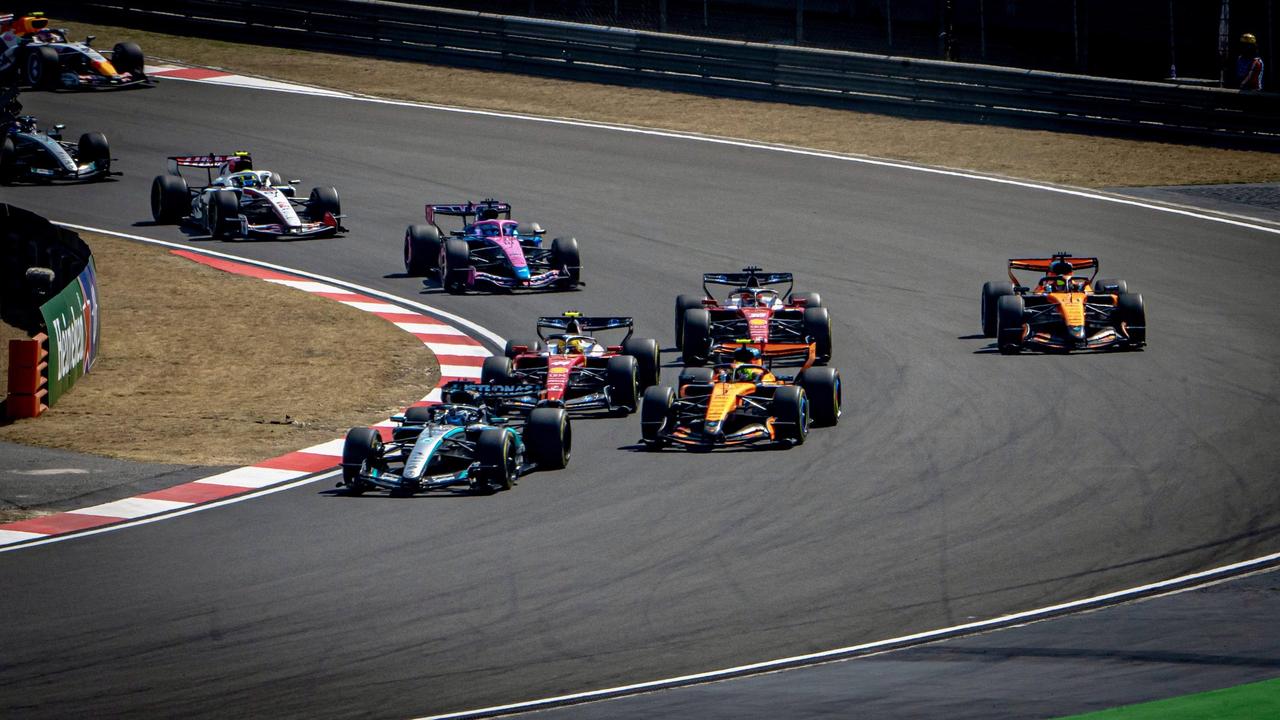 看F1中国站弯道缠斗真的很带劲🏁🔥 22 台车挤在弯里贴墙走，新规下缠斗比往