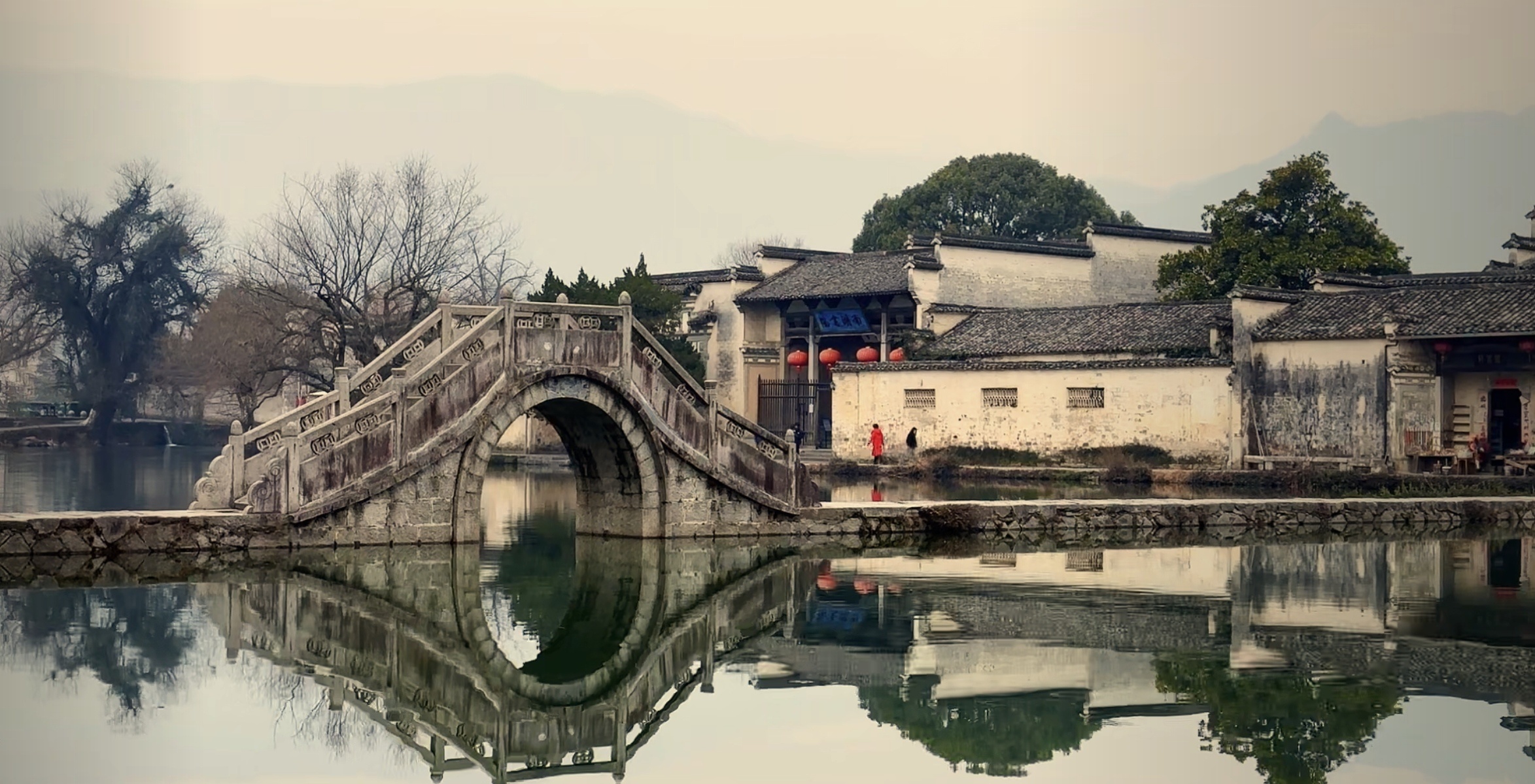 这时一种精神上的感慨油然而生，认为人生是由啜泣、抽噎和微笑组成的，而抽噎占了其中