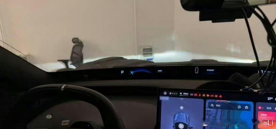 小米YU7内饰带鱼屏还是挺帅的 ​​​