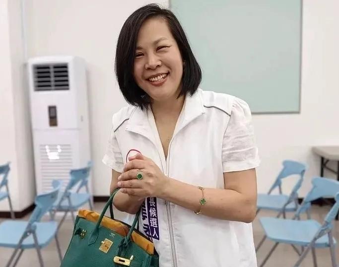 李贞秀确实聪明啊，在8月31日第一个领表登记参选竹北市长，也算是获得了不小的曝光