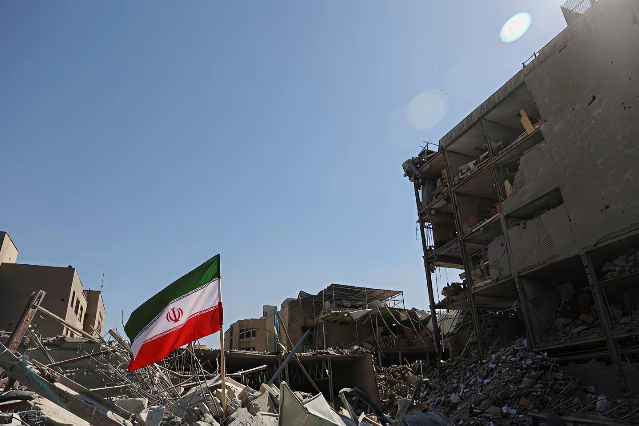 ​伊朗总统府的政府大楼已经被炸得面目全非。这时候，以色列出动100架战斗机开始对