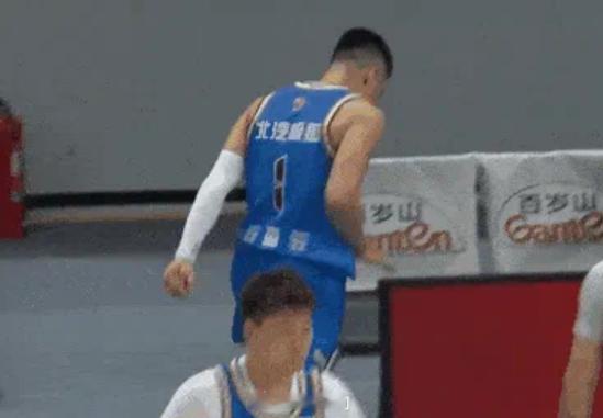 CBA半决赛京沪大战第三场，两个镜头给人留下深刻印象——末节五犯离场的陈盈骏，下
