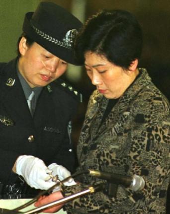 2001年，湖南“女老虎”蒋艳萍被判死刑之后，她还在想尽办法逃脱牢狱之灾，在就她