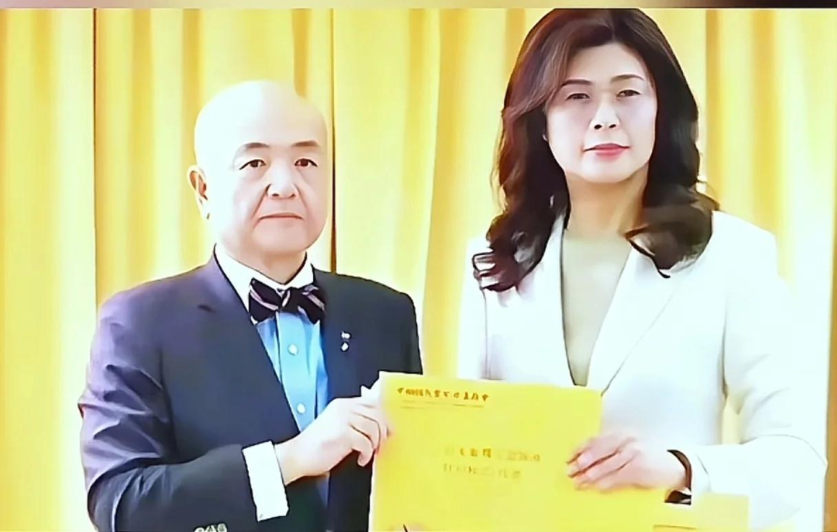 郑丽文这次的事之所以让这么多人心里堵得慌，不是因为捐了款，也不是因为捐了100万