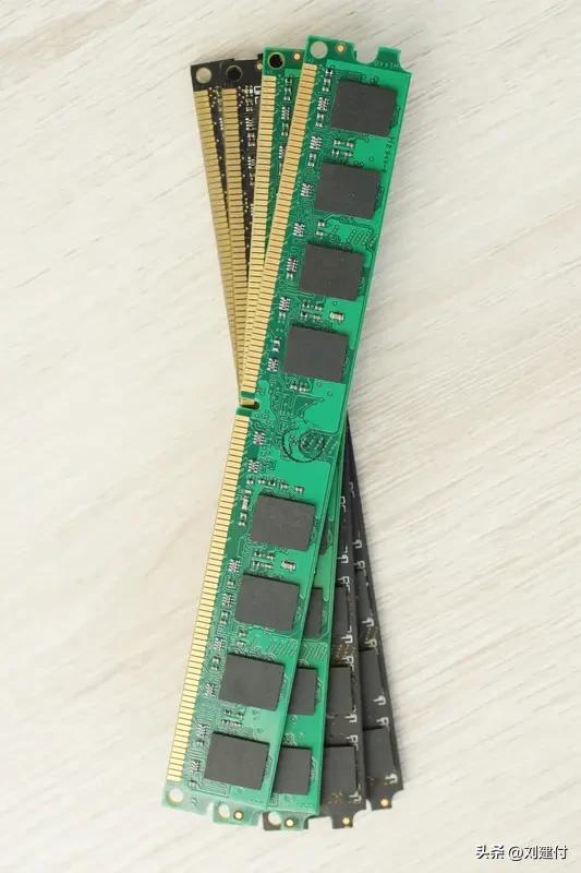 内存条价格出现断崖式下跌 内存条价格断崖式下跌，这对 DIY 玩家而言，无疑是一
