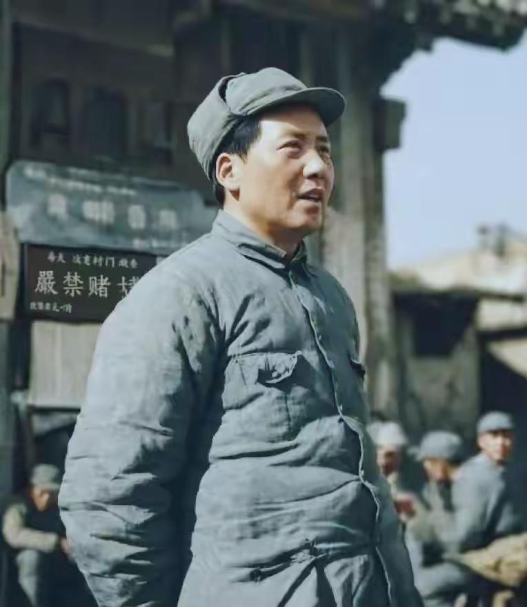 很多人都见过这张经典老照片，这是斯诺1936年在陕北黄土高坡拍下的伟人。
 
大