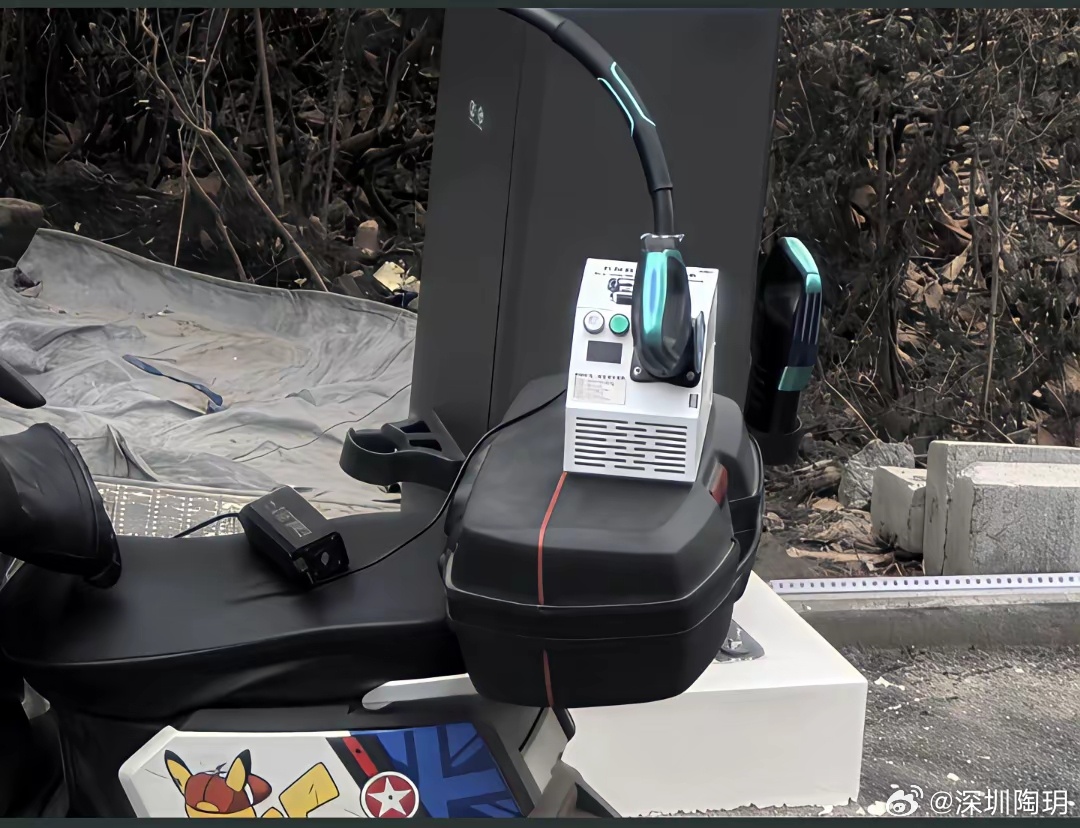 比亚迪，硬核闪充技术树立行业新标杆！深圳网友爆料，比亚迪的兆瓦闪充电站，有电瓶车