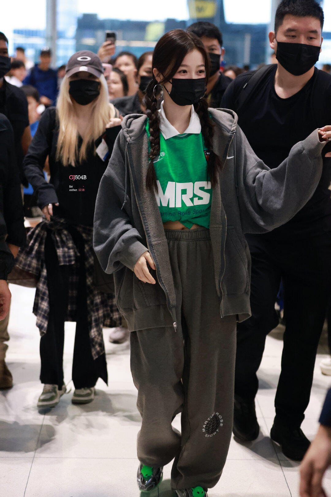 虞书欣今天的机场，随性简单的一套，也不缺穿搭细节✨ ​​​