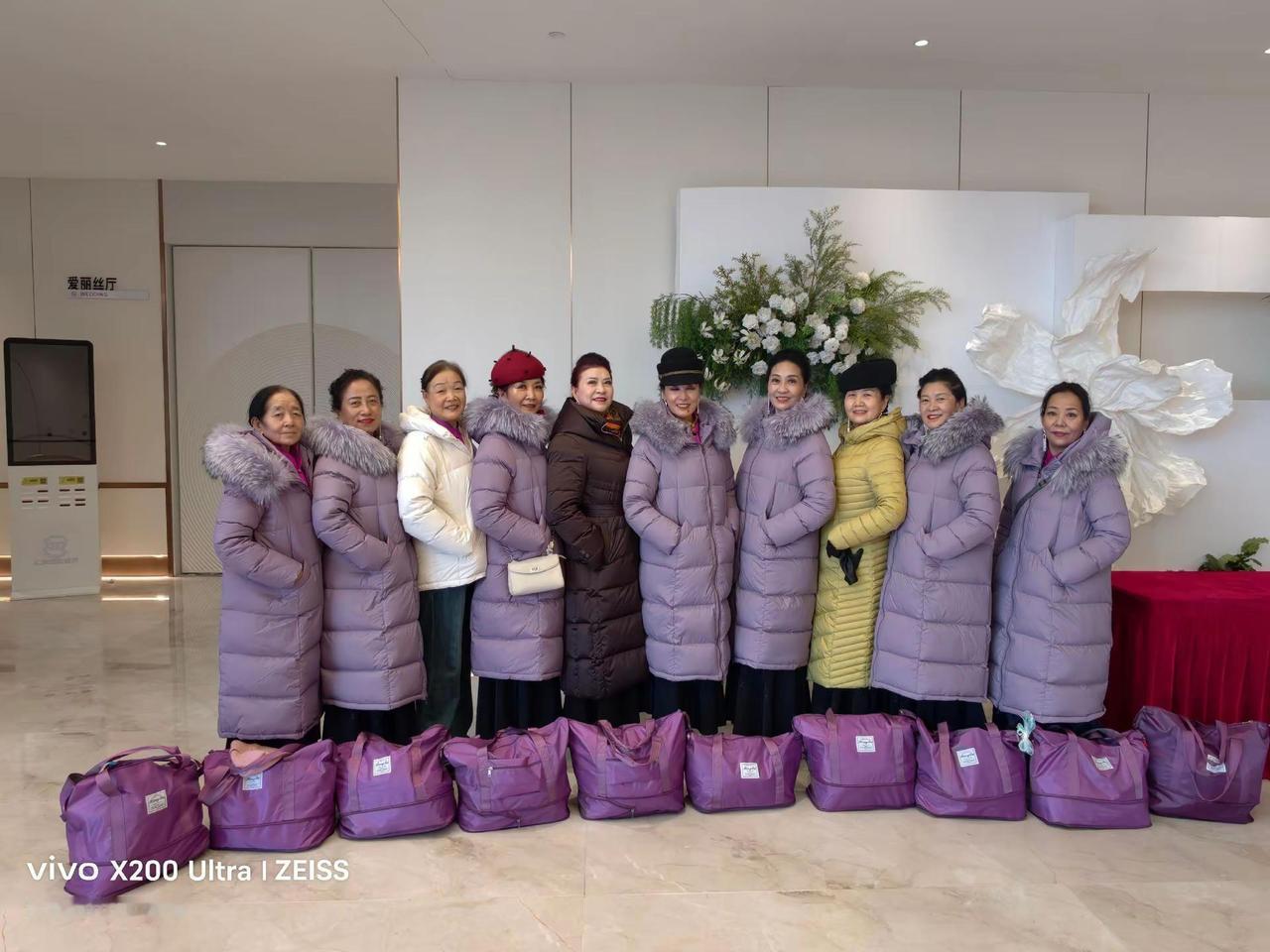 青海省全民健身操舞协会年会上和阿香老师   华旦老师还有几位老师一起拍照留念😀