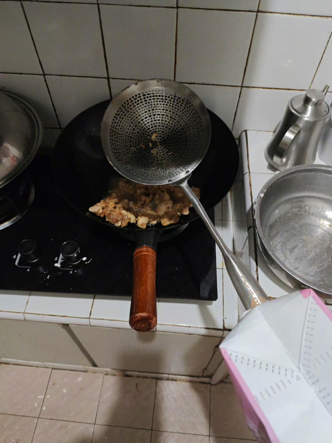 当你发现奶茶袋可以防油溅聪明成这样废物利用也是给玩明白了哈哈哈 