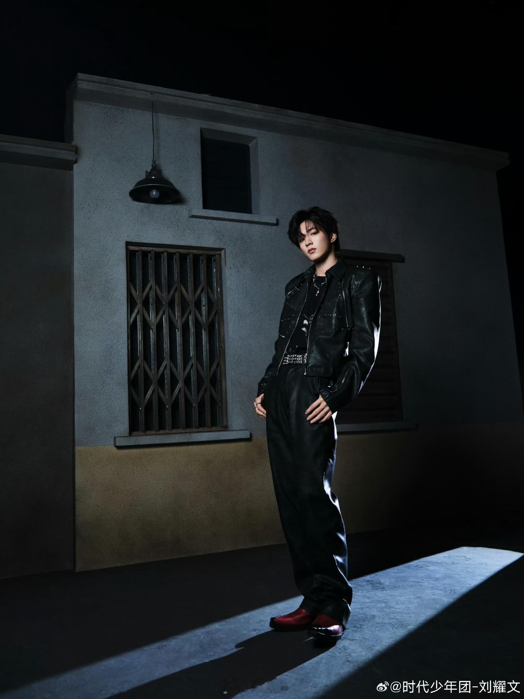 刘耀文红色高跟靴刘耀文把红靴+45度站姿焊在身上了！这次直接穿红色高跟长靴配铆钉