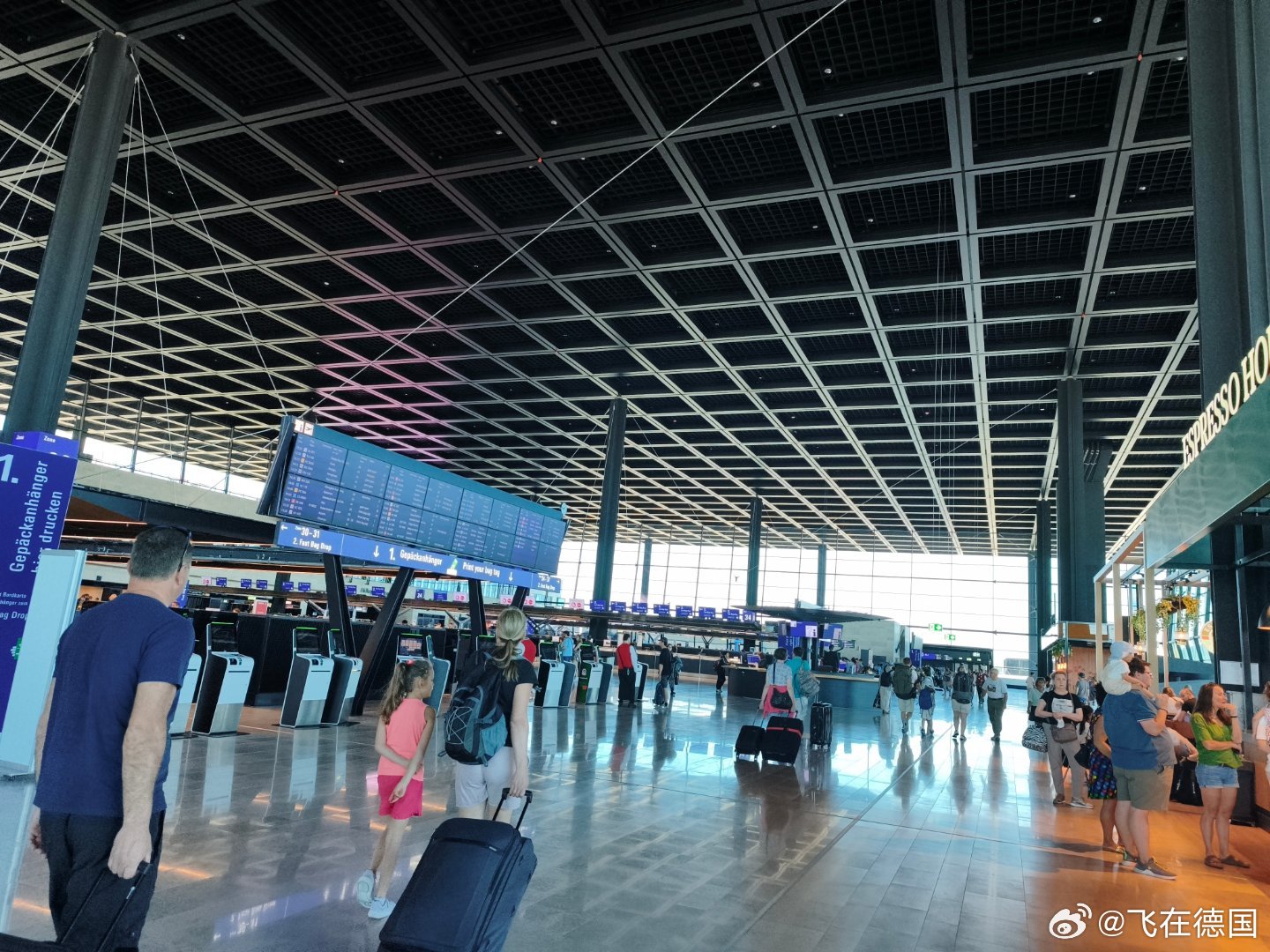法兰克福机场第一次在新开的terminal 3候机不止飞行 德国·法兰克福国际机