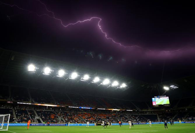 The Athletic报道，北美世界杯本周首次遭遇天气干扰，新西兰与海地在佛罗
