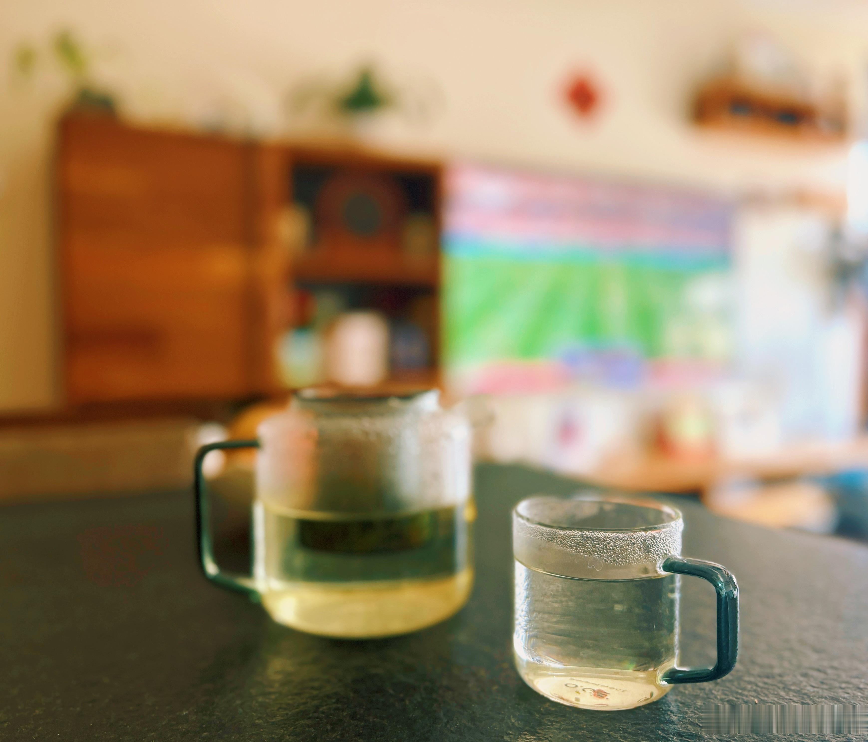 泡开一壶朋友送的龙井茶香漫开 突然就想起了老妈老妈爱喝茶每日早饭后 总要沏上满满