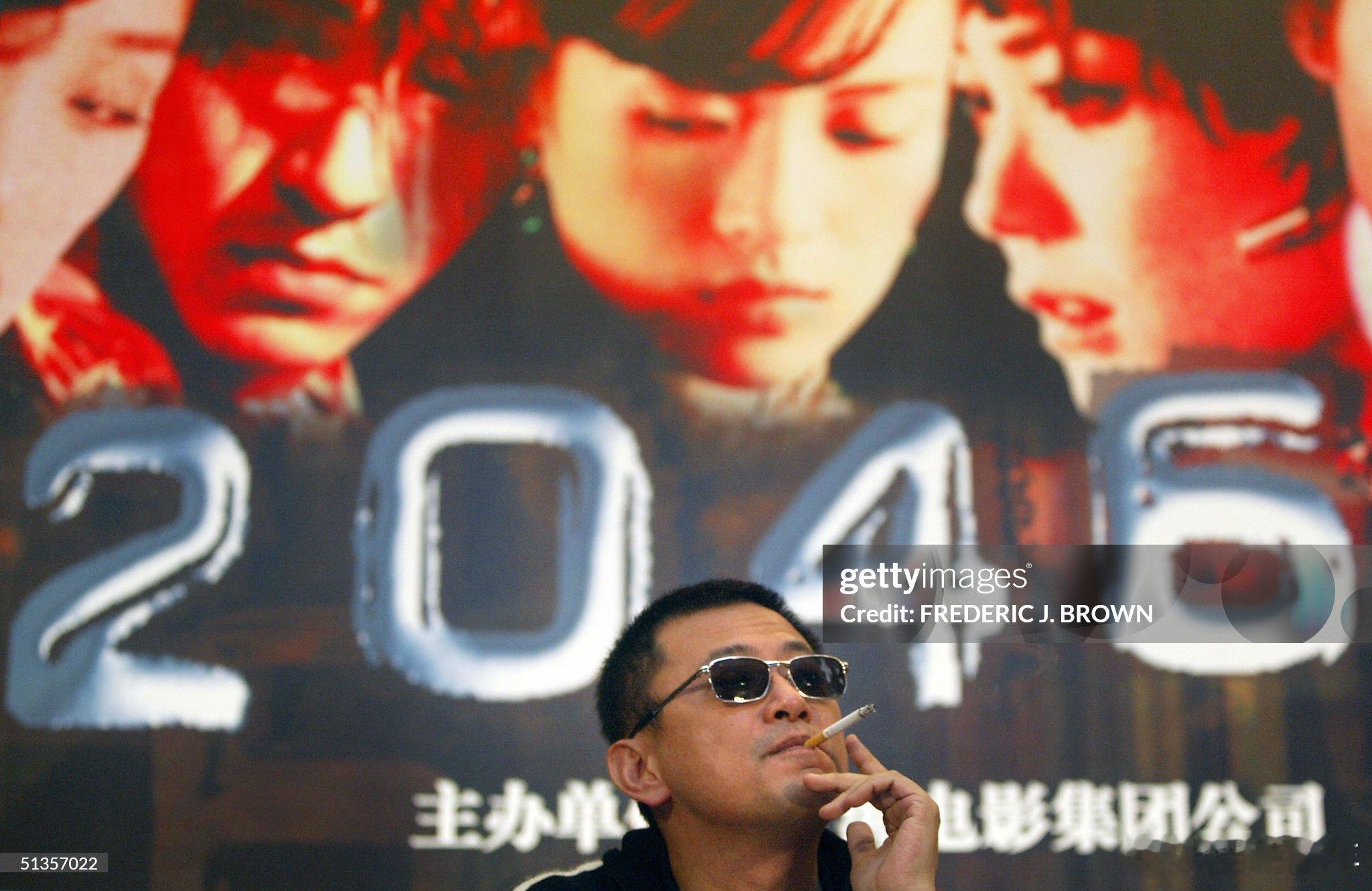 《2046》北京发布会，王家卫不羁的样子，好像在拍黑帮片。 ​​​