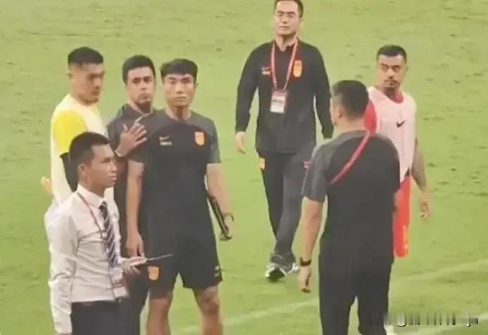 中国男足亚洲排名下滑至第13，必须得讲几个笑话乐呵乐呵。

1. 请问中国男足还