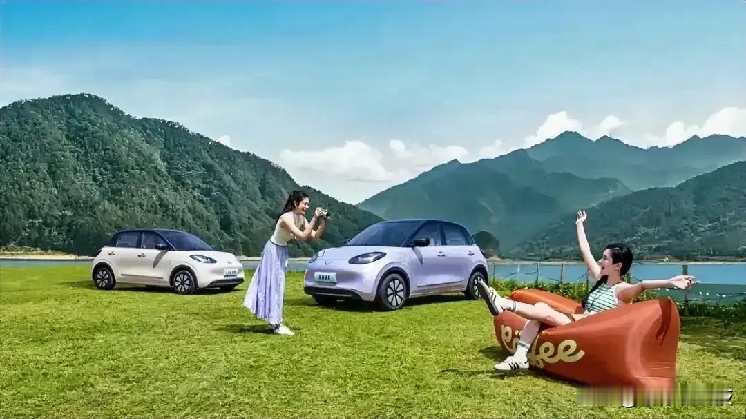 谁说代步车只能丑丑的？宏光MINIEV明明是移动潮玩单品！
 
方正可爱的造型自