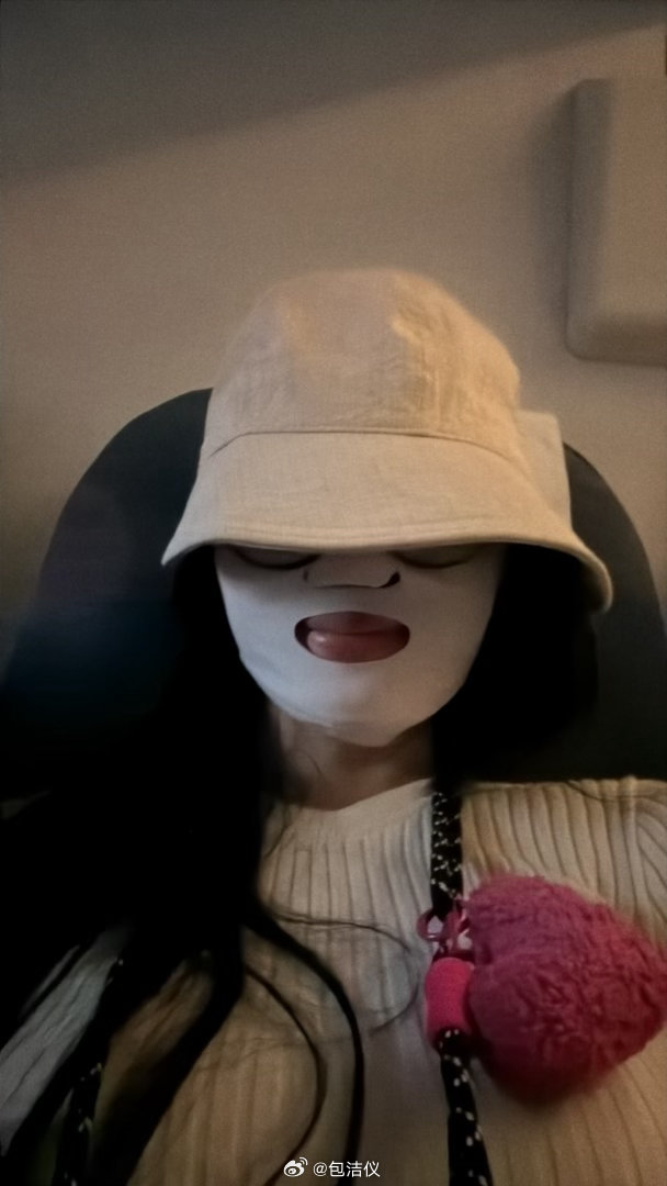 有个小宝给我发✉️来接机，我没看见😢于是我非常放飞自我的带着我心爱的口罩出门了